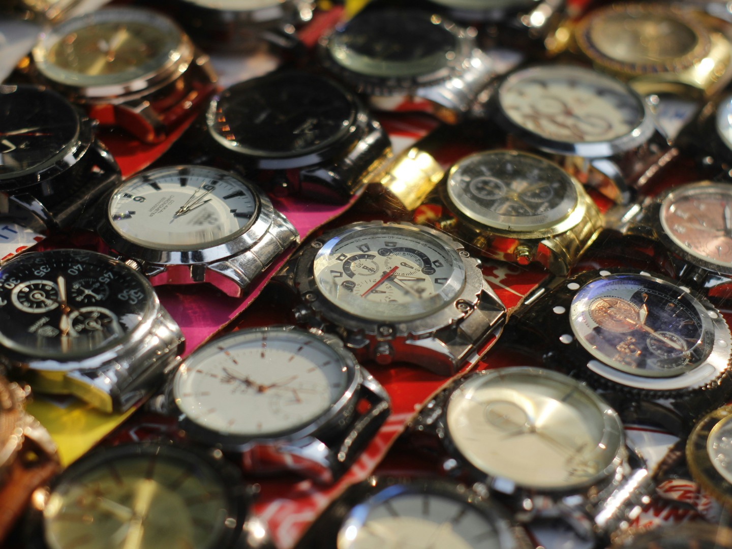 Flere piratkopierte klokker med ulike merker. 