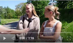 To jenter som blir intervjuet ute i parken
